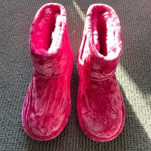 Girls Pink velvet Uggs NWOT. Size 13 BACK TO SCHOOL